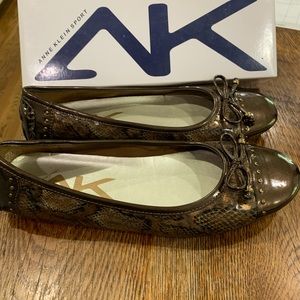 Anne Klein sport shoes size 7.5, snake skin pattern